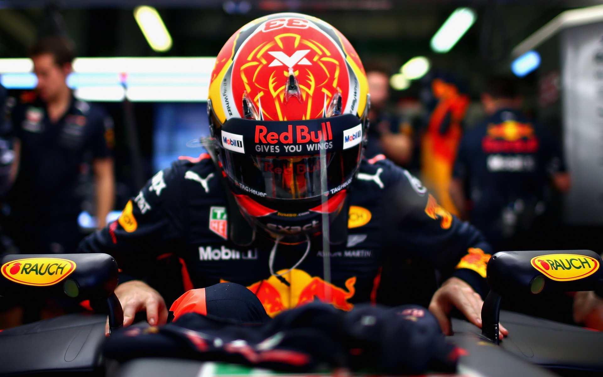 Max Verstappen při pátečním tréninku v Soči