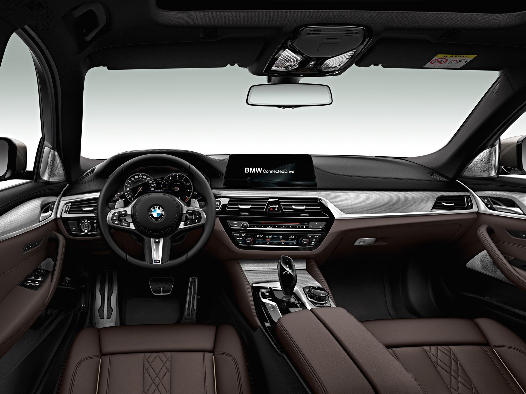 BMW M550d xDrive na semaforu raději nedráždit! Jeho šestiválcový turbodiesel je aktuálně nejsilnějším na trhu. Disponuje výkonem 400 koní při 4 400 otáčkách za minutu a točivý moment činí rovných 760 Nm