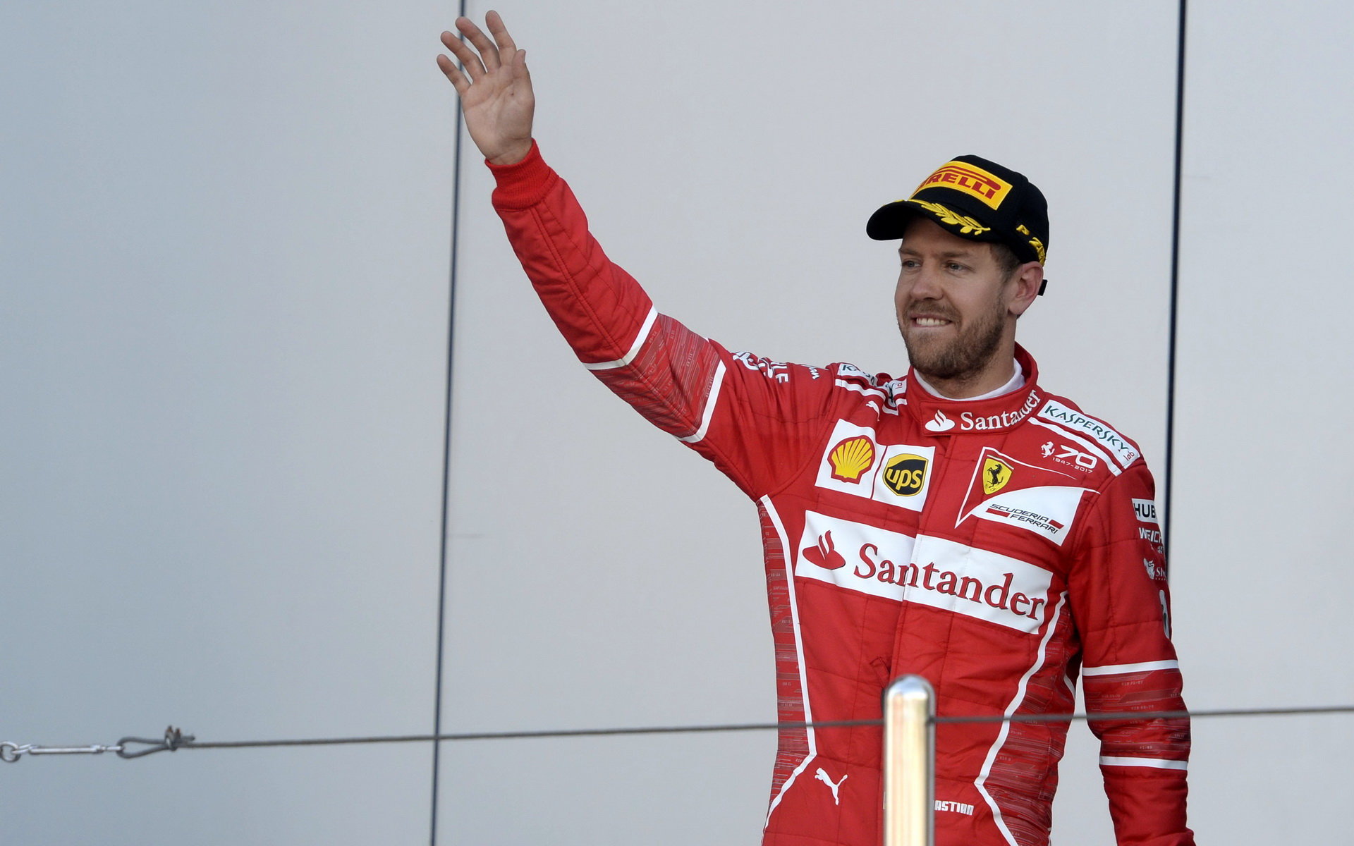 Sebastian Vettel na pódiu po závodě v Soči