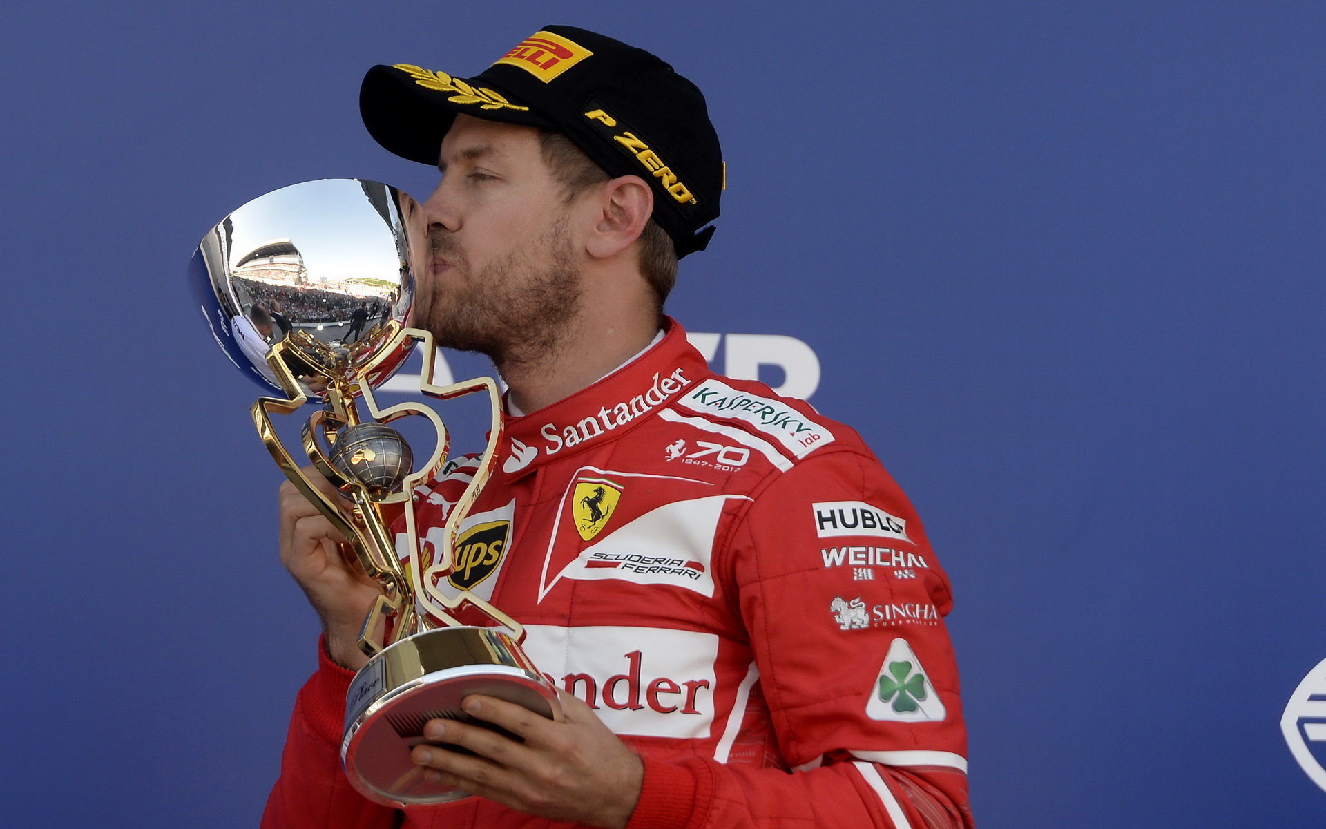 Sebastian Vettel se svou trofejí po závodě v Soči