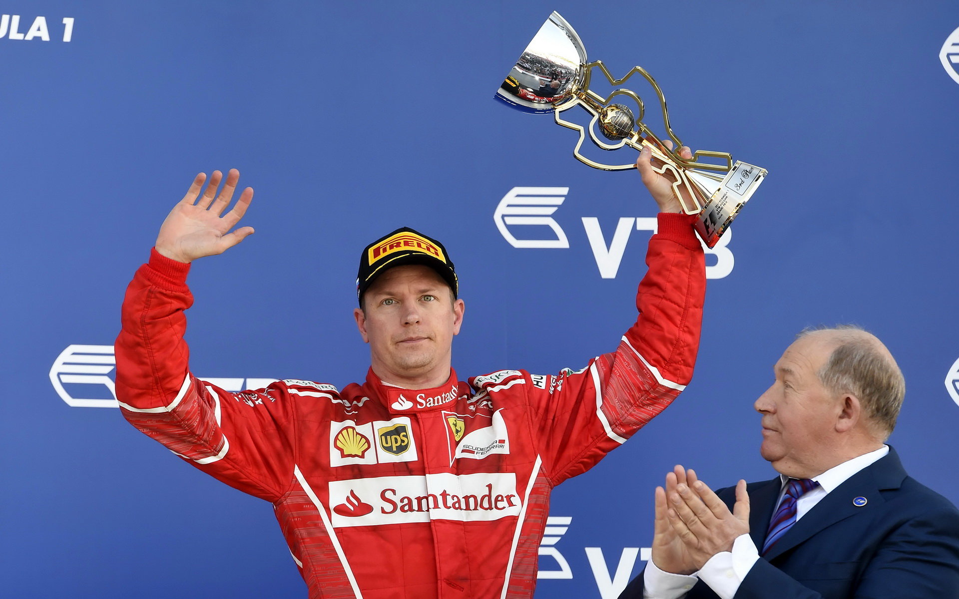 Kimi Räikkönen se svou trofejí po závodě v Soči