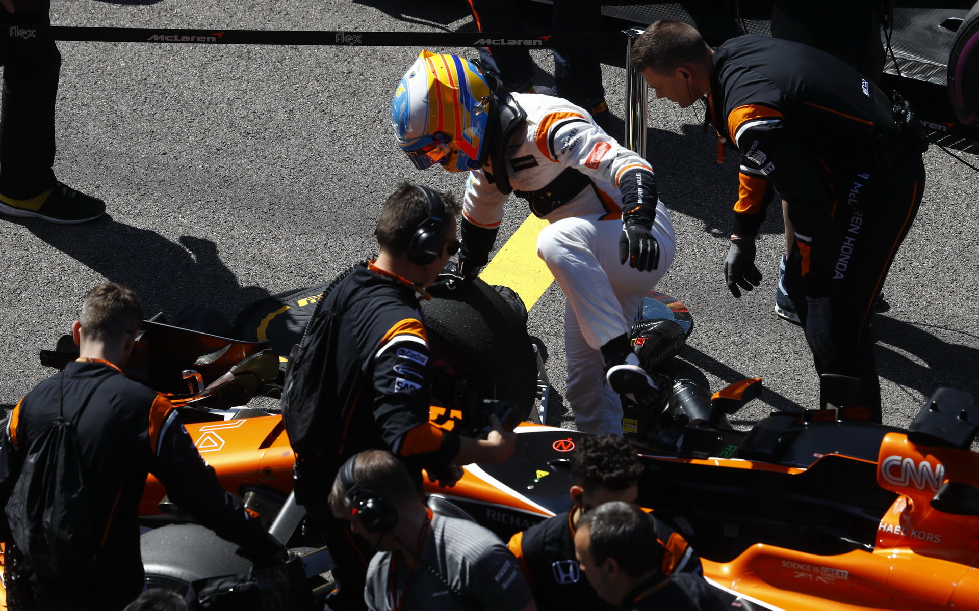 Fernando Alonso nastupuje před začátkem závodu do vozu