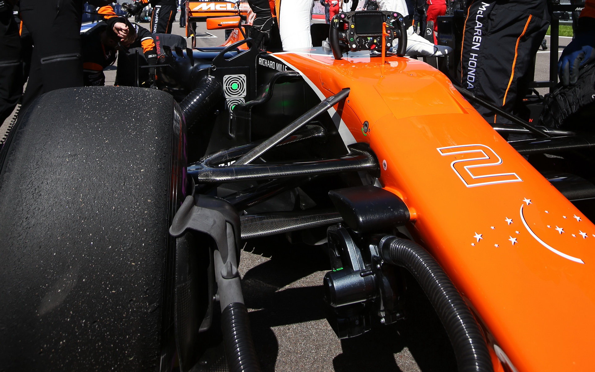 Vůz McLaren před závodem v Soči
