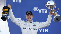 Valtteri Bottas se svou první trofejí z vítězství v Soči