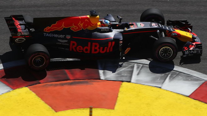 Daniel Ricciardo v závodě v Soči