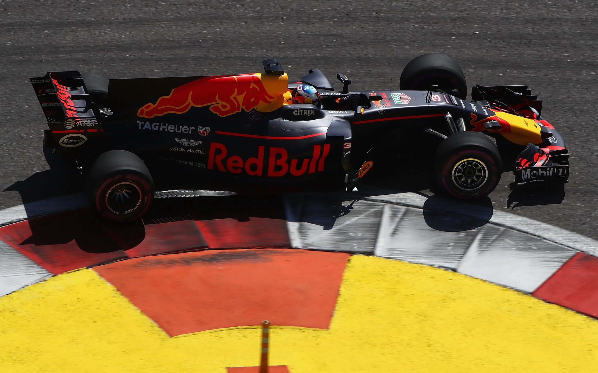 Daniel Ricciardo v závodě v Soči