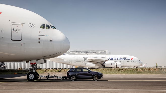 Porsche Cayenne dokázalo pohnout s mohutným Airbusem A380