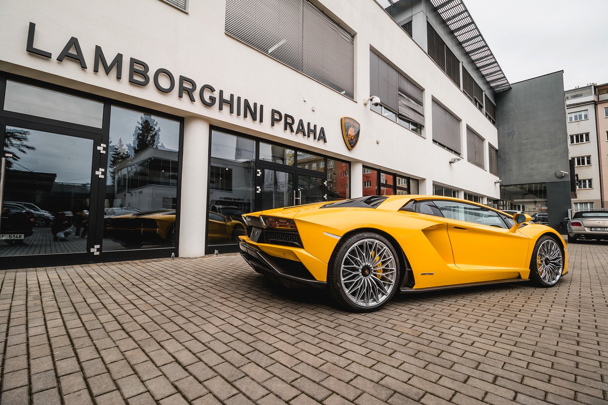 Lamborghini Aventador S má dvanáctiválec s výkonem 740 koní a točivým momentem 690 Nm, maximální rychlost je 350 km/h a cena představuje 7,6 milionu Kč bez daně