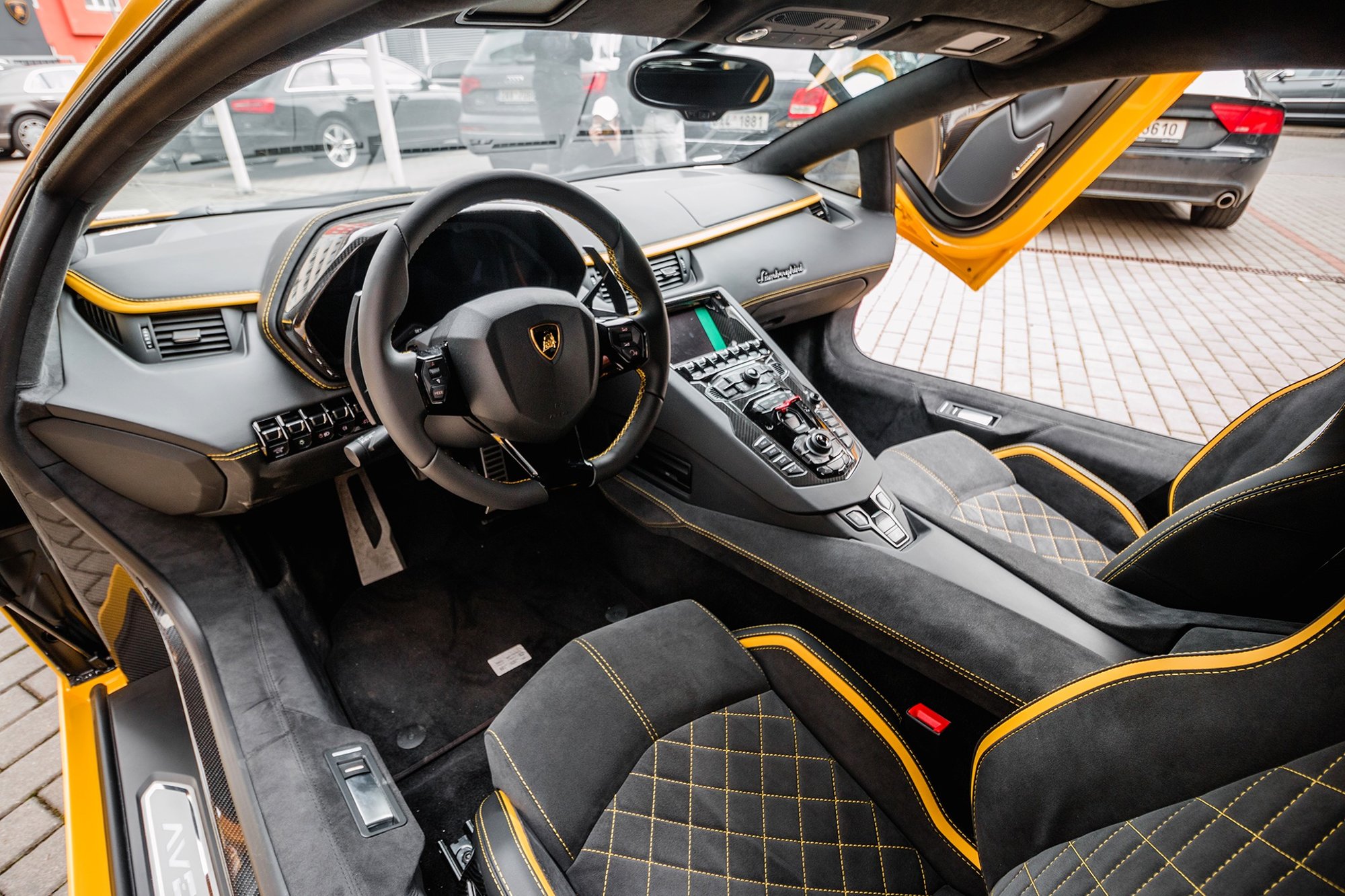 Lamborghini Aventador S má dvanáctiválec s výkonem 740 koní a točivým momentem 690 Nm, maximální rychlost je 350 km/h a cena představuje 7,6 milionu Kč bez daně