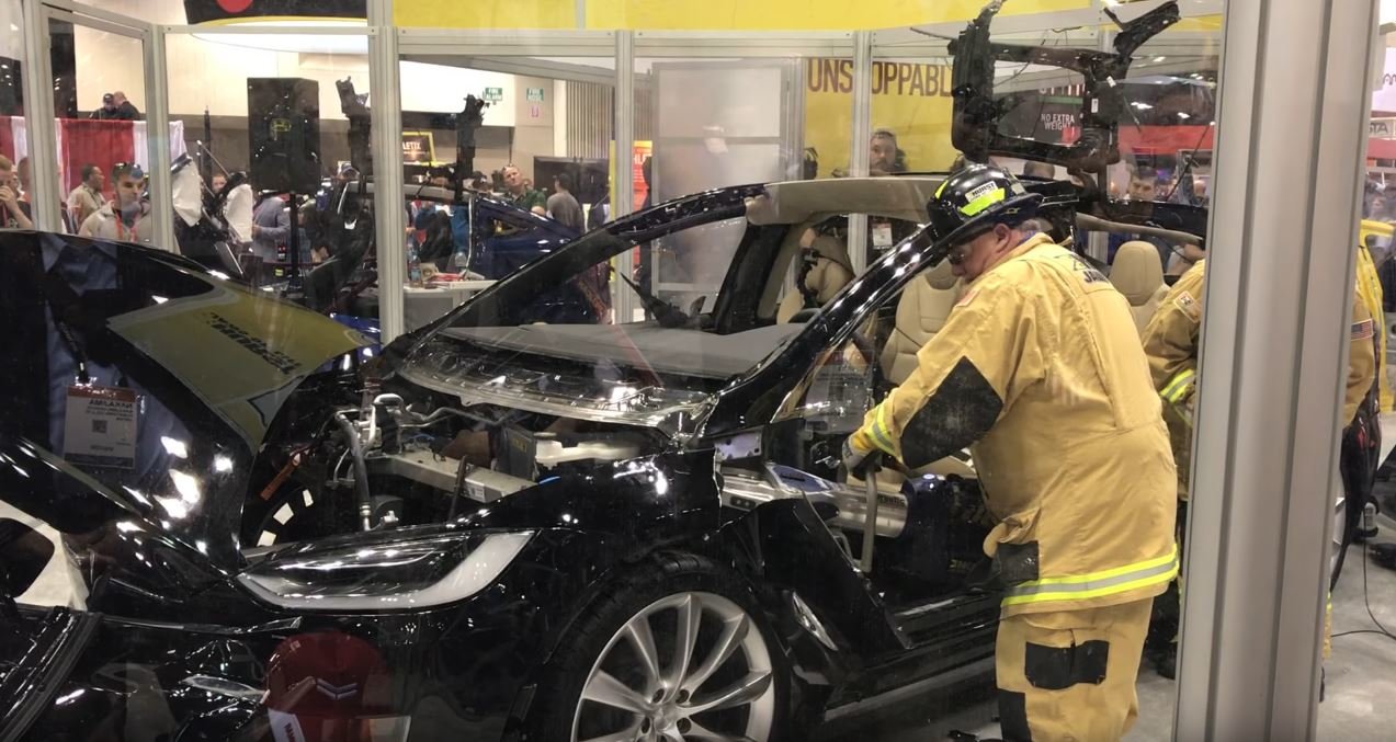 Rozřezaná a rozebraná Tesla Model X během cvičení hasičů připravujících se na zásahy u elektromobilů