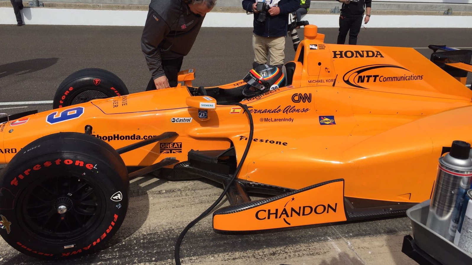 Alonso si svůj vůz v Indianapolis už vyzkoušel