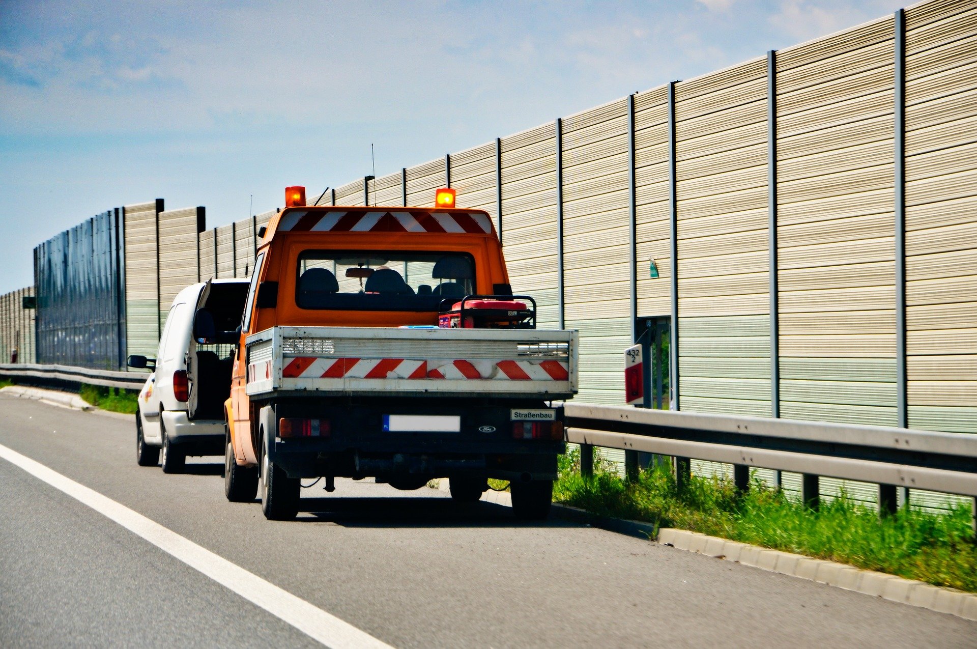 Na oranžový maják mají právo například vozidla vykonávající práci za jízdy nebo vykonávající práci při stojícím vozidle na vozovce nebo krajnici