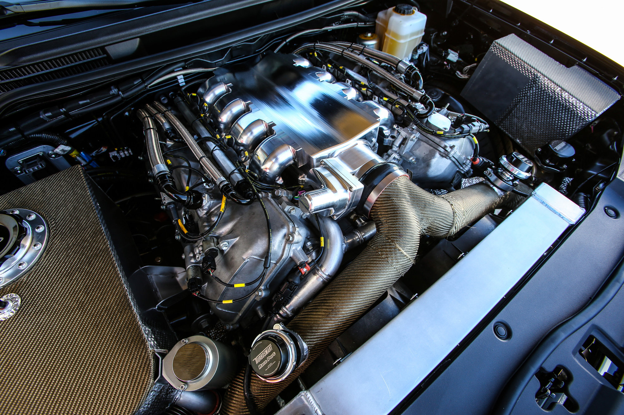 Základem je 5,7 litrový motor V8, který doplňují dvě turbodmychadla