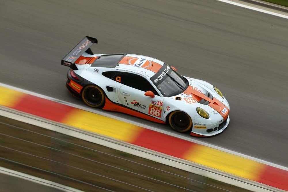 Porsche 911RSR týmu Gulf Racing s posádkou Michael Wainwright, Nick Foster, Matteo Cairoli