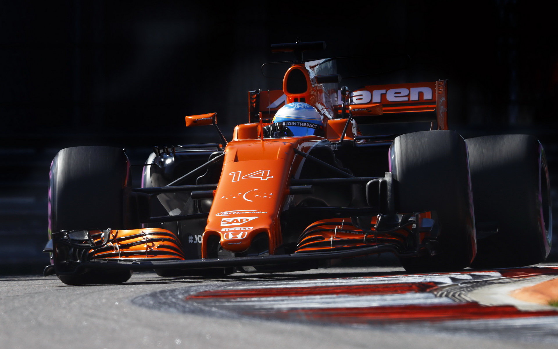 Fernando Alonso s vylepšenou aerodynamikou McLarenu kvůli úvodní kolizi nakonec na body nedosáhl