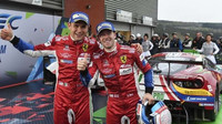 Posádka (zleva) Davide Rigon, Sam Bird před svým AF Corse Ferrari 488 GTE