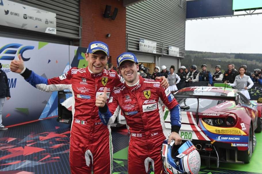 Posádka (zleva) Davide Rigon, Sam Bird před svým AF Corse Ferrari 488 GTE