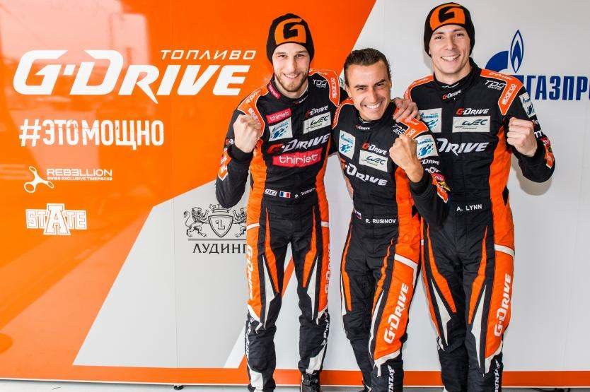 Posádka týmu G-Drive Racing ve složení (zleva) Pierre Thiriet, Roman Rusinov, Alex Lynn