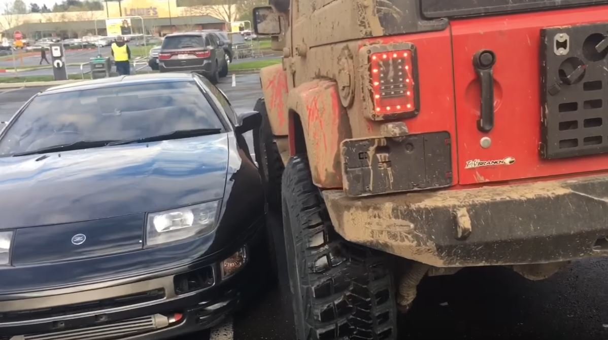 Jeep byl vedle Nissanu zaparkován opravdu těsně