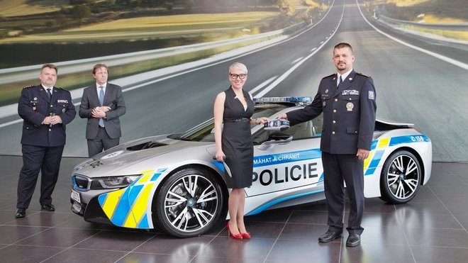 Policie ČR si přebírá BMW i8