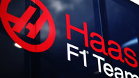 Logo týmu Haas v Barceloně