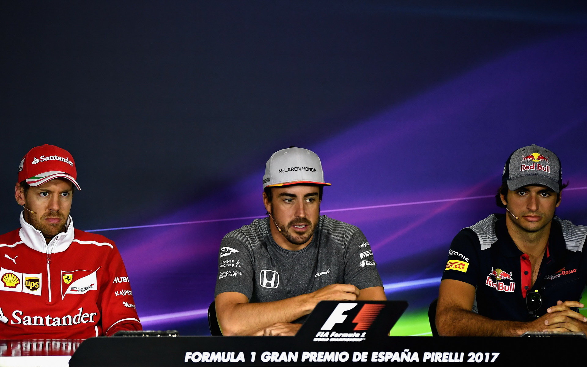 Sebastian Vettel, Fernando Alonso a Carlos Sainz na tiskovce v Barceloně