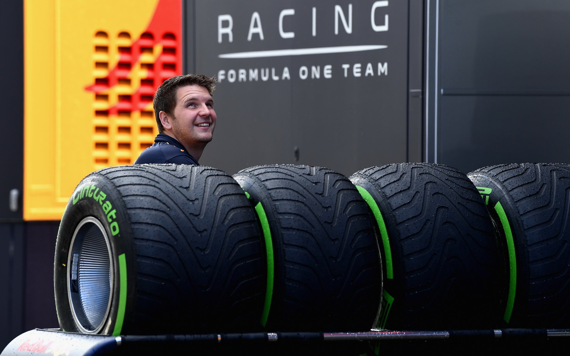 Příprava pneumatik týmu Red Bull v Barceloně