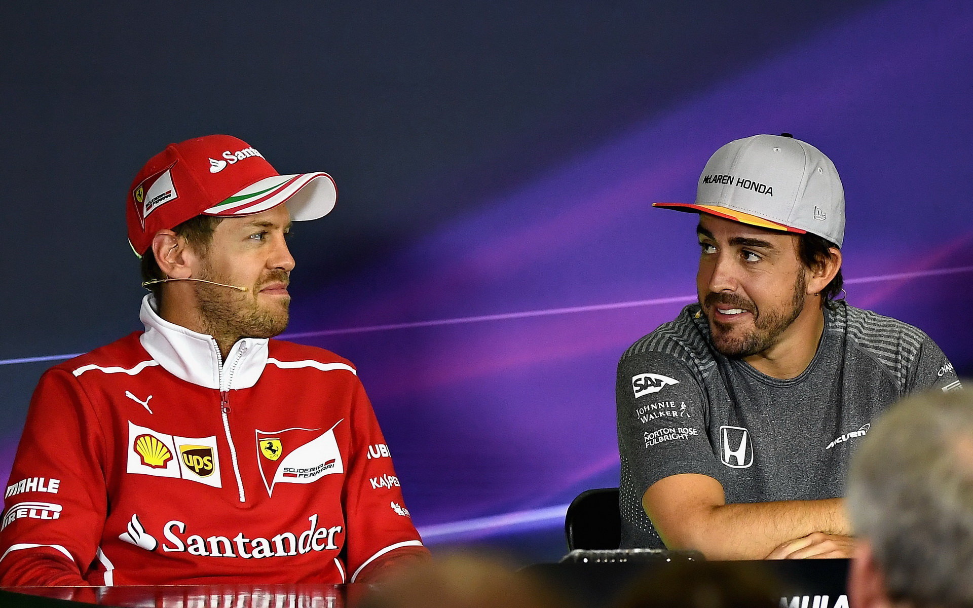 Sebastian Vettela  Fernando Alonso na tiskovce v Barceloně