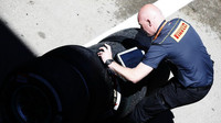 Kontrola pneumatik Pirelli při tréninku v Barceloně