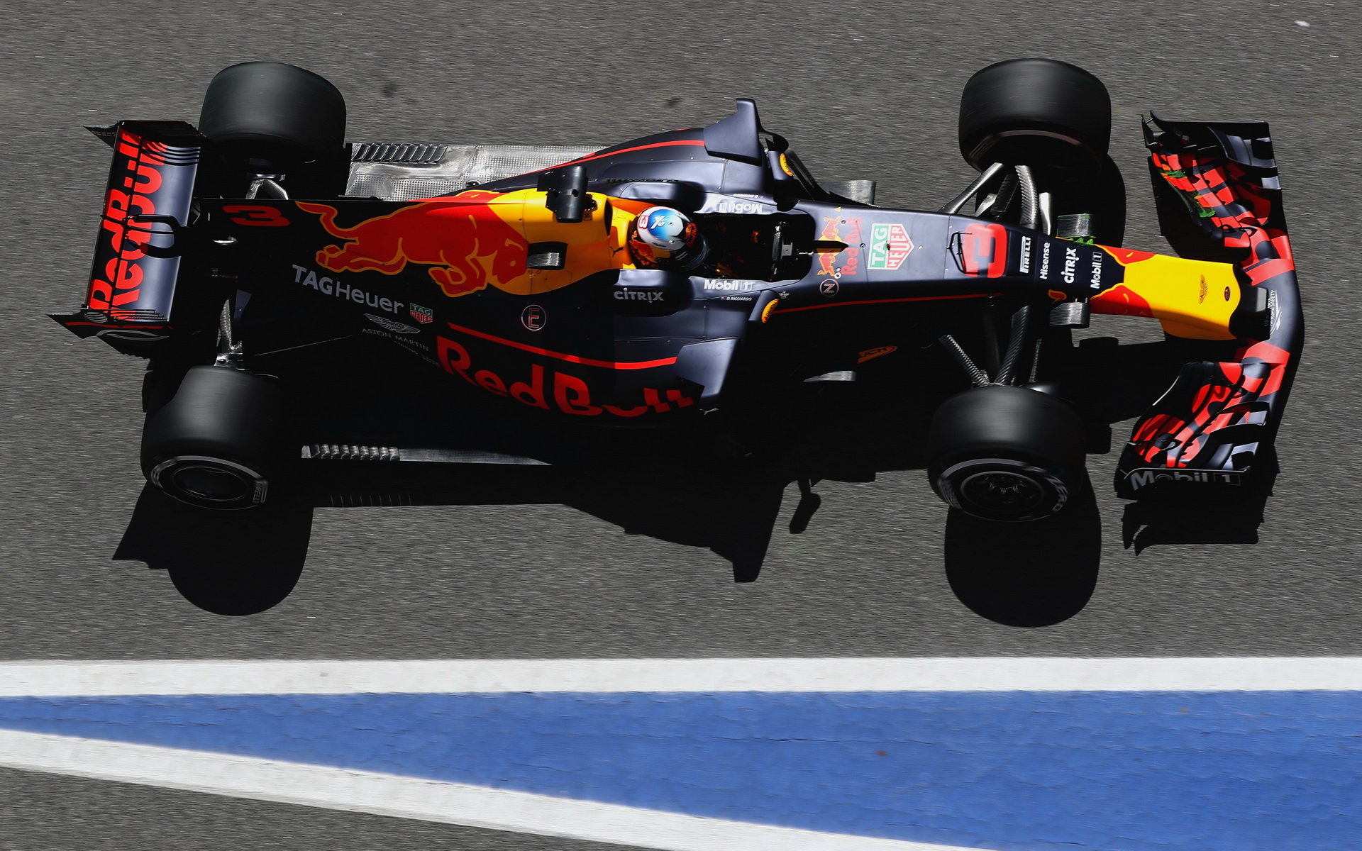 Daniel Ricciardo si vylepšený Red Bull v Barceloně pochvaloval