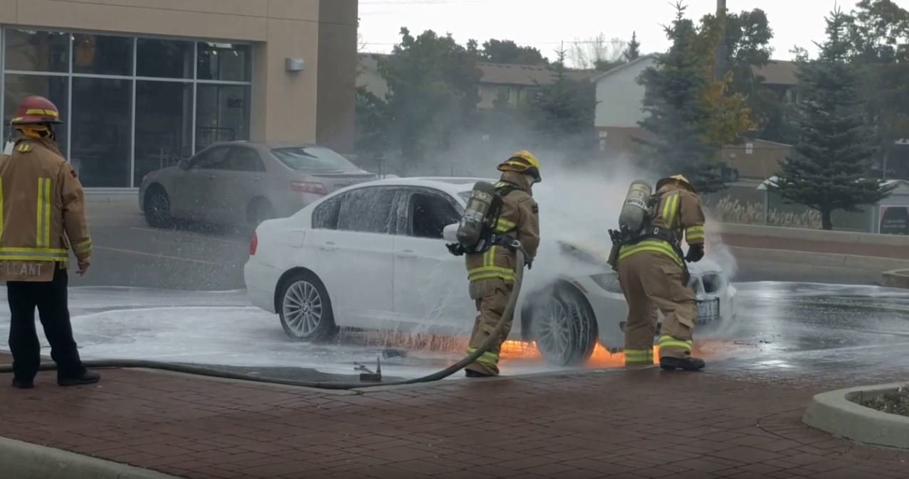 BMW řady 3 v plamenech