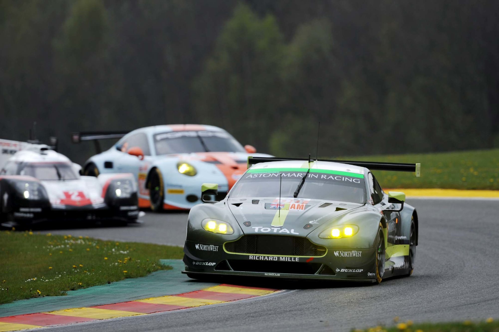 Aston Martin Vantage GTE posádky Paul Dalla Lana, Pedro Lamy, Mathias Lauda