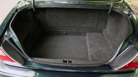 Jaguar XJ (x308) Sovereign nabízí poměrně slušný úložný prostor. V levém horním rohu si můžete všimnou i netradičně umístěného víčka nádrže