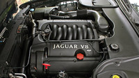 Motor 4,0 V8 o výkonu 290 koní je spojen s automatickou převodovkou a výkon jde na zadní kola