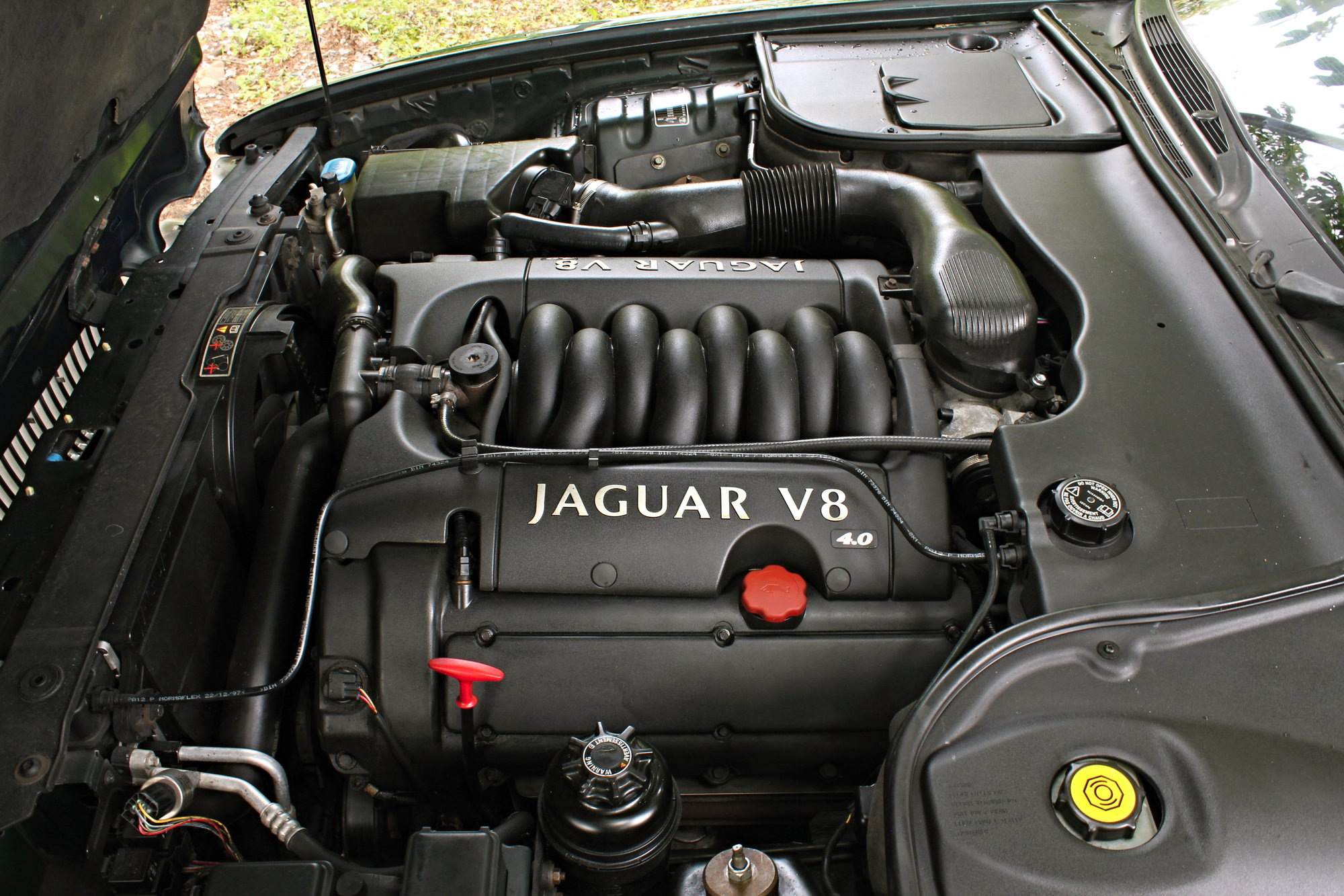 Motor 4,0 V8 o výkonu 290 koní je spojen s automatickou převodovkou a výkon jde na zadní kola