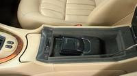 V loketní opěrce je ukryt telefon Motorola Startac ve speciální edici určené pro Jaguar