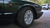 16 palcová kola na discích Jaguar pomáhají zvýšit komfort i na kostkách a rozbitých silnicích