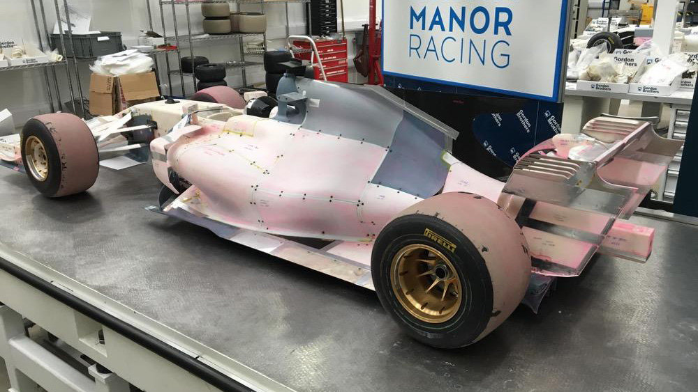 Zmenšený model vozu Manor MRT06 pro rok 2017 pro testování v aerodynamickém tunelu, který byl rovněž součástí dražby
