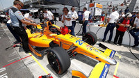 Fernando Alonso během 1. oficiálního tréninku na Indy 500