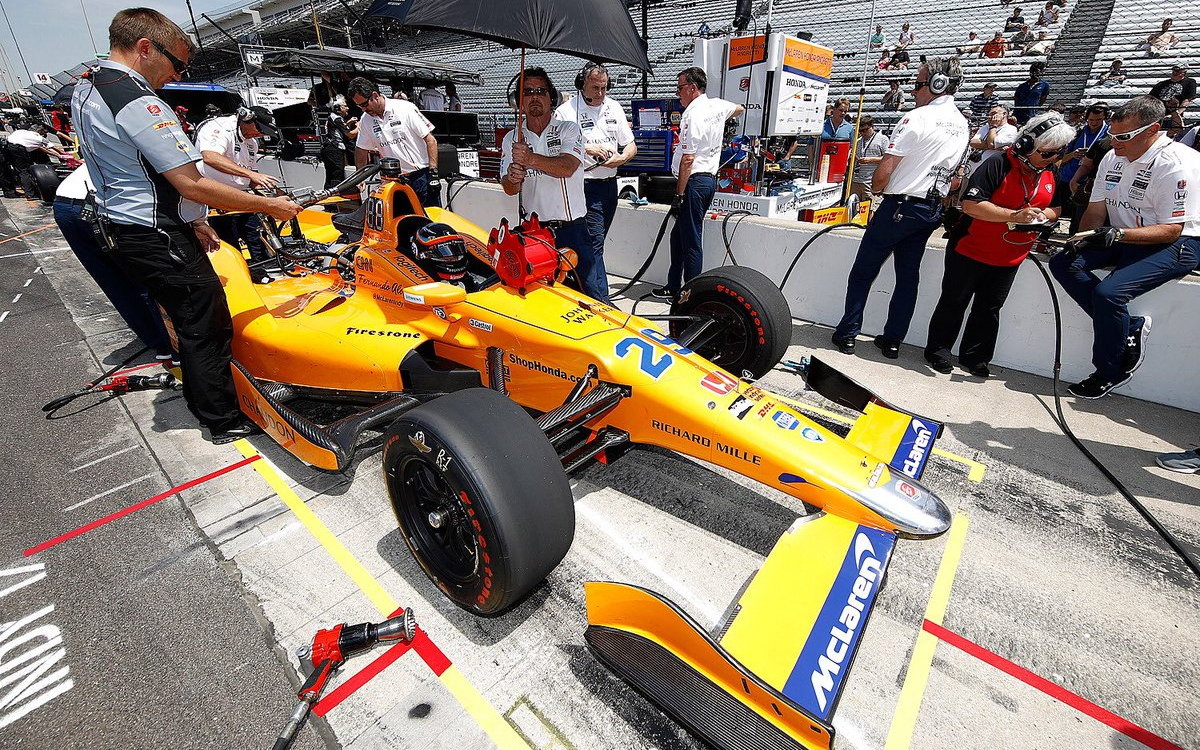 Fernando Alonso během 1. oficiálního tréninku na Indy 500