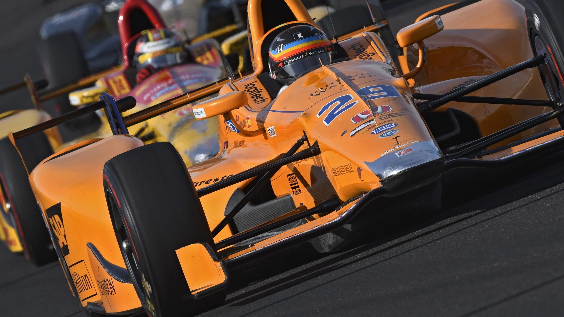 Fernando Alonso loni v Indy 500 kvůli závadě na motoru Honda do cíle nedojel