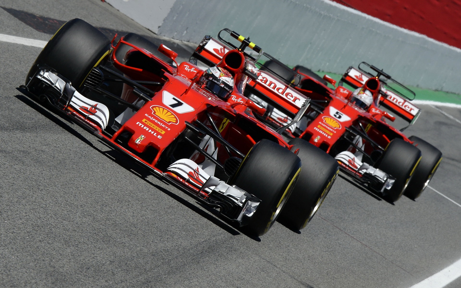 Kimi Räikkönen a Sebastian Vettel měli oba problém s pneumatikami, avšak šlo o jinou příčinu
