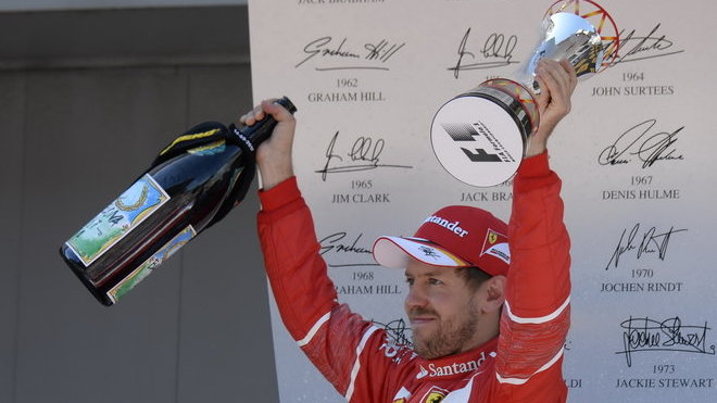 Sebastian Vettel se svou trofejí na pódiu po závodě v Barceloně