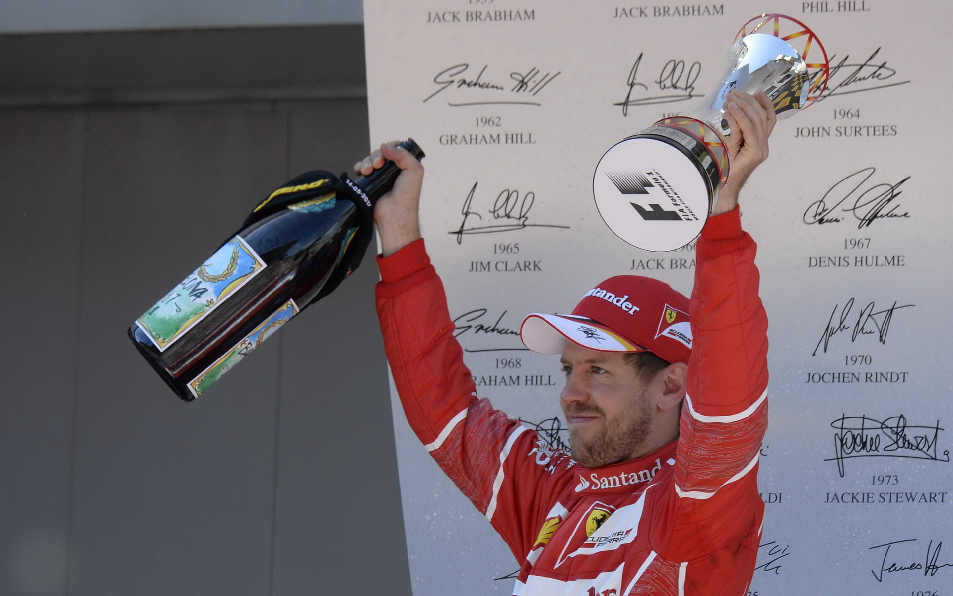 Sebastian Vettel se svou trofejí na pódiu po závodě v Barceloně
