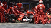 Sebastian Vettel v boxech