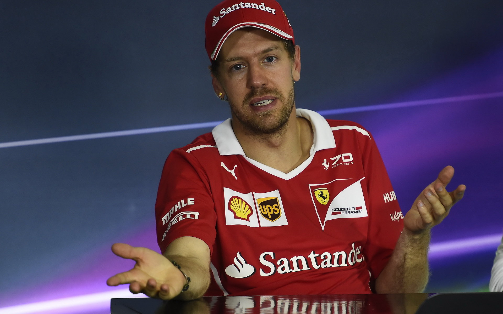 Sebastian Vettel obvinil Hamiltona z toho, že na výjezdu ze zatáčky testoval jeho brzdy