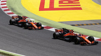 Stoffel Vandoorne a Fernando Alonso v závodě v Barceloně
