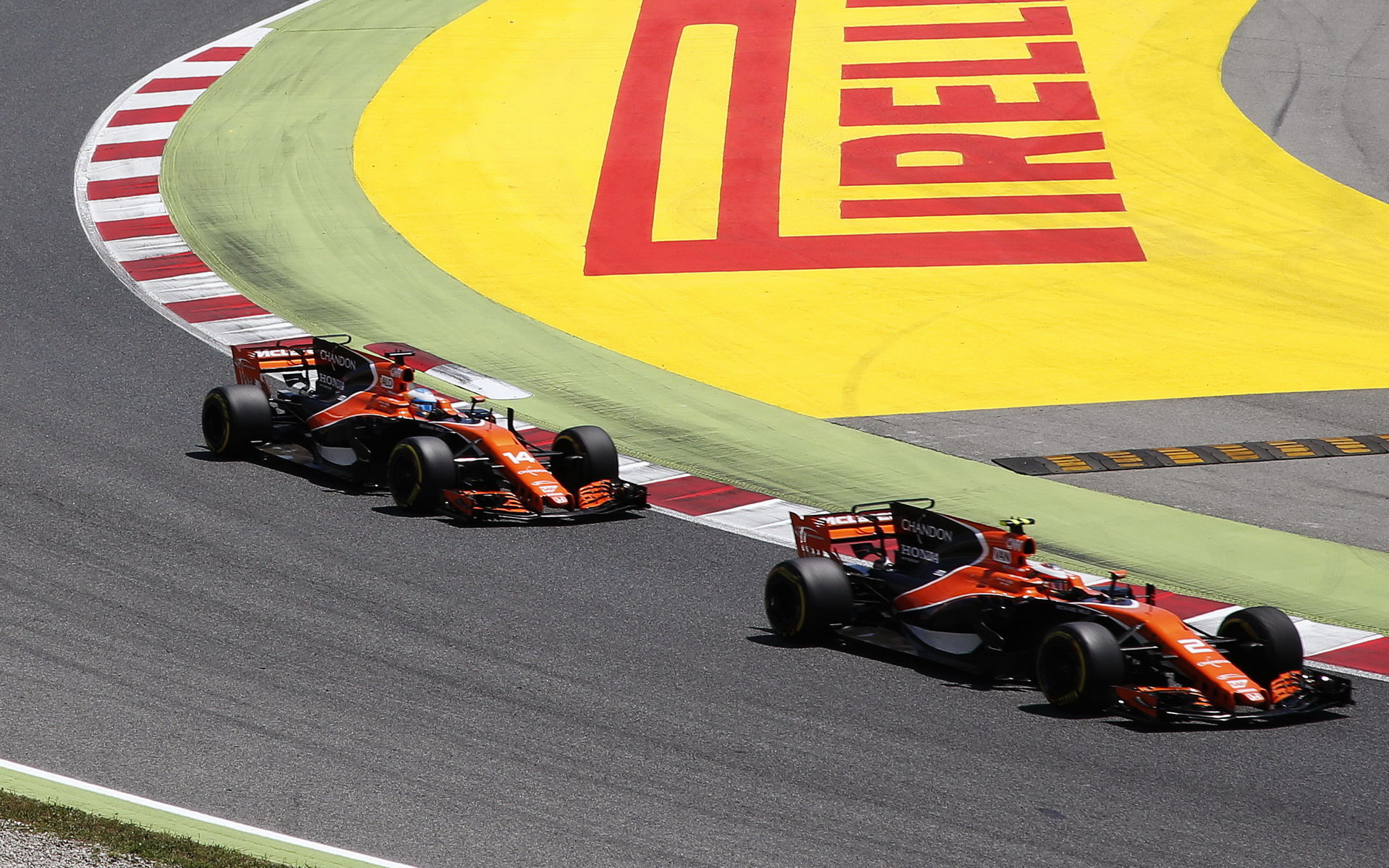 Stoffel Vandoorne a Fernando Alonso na dráze ve Španělsku