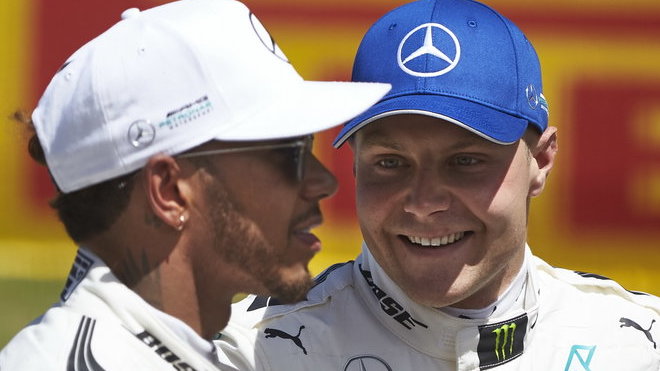 Lewis Hamilton a Valtteri Bottas po kvalifikaci v Barceloně