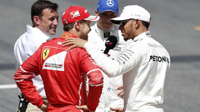 Sebastian Vettel, Lewis Hamilton, Valtteri Bottas po kvalifikaci v Barceloně